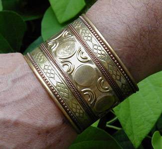 Brass cuff bracelet with copper inlay measures 2 inches wide.
